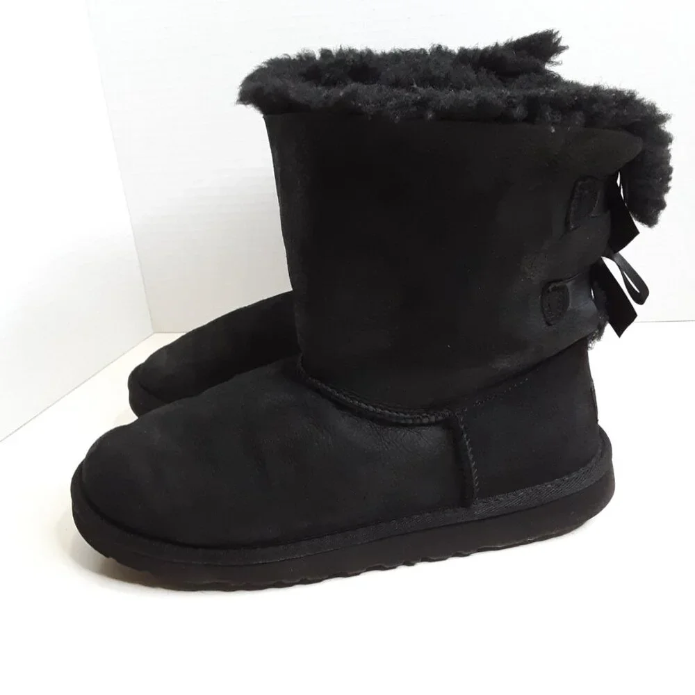 UGG Women's Mini Bailey Bow II Boot size 6